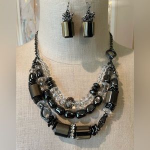 A Beautiful & Elegant Black & Clear Stones & Beaded Necklace Set